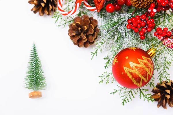 Kerst Compositie Decoraties Sparren Takken Witte Achtergrond Vrolijk Kerstconcept Kopieer — Stockfoto