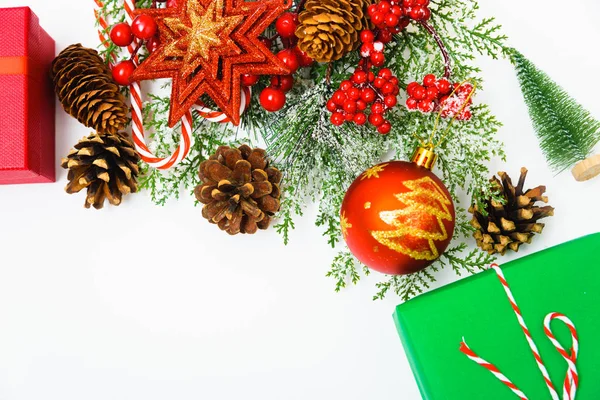 Karácsonyi Kompozíció Dekoráció Fenyőfa Ágak Fehér Háttérrel Boldog Karácsonyt Szöveg — Stock Fotó