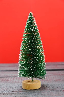 Noel kompozisyon süslemeleri, en az yeşil köknar dalları ve kırmızı arka planda kar. Mutlu Noeller. Metin için alanı kopyala