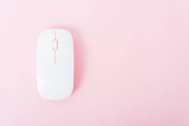 Üst görünüm bilgisayar kablosuz fare pembe arkaplan üzerinde izole