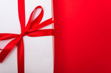 Mutlu yıllar ve Noel 2020 veya Sevgililer Günü, üst görünüm Xmas beyaz hediye kutusu kırmızı zemin üzerinde metin alanınız için fotokopi alanı ile
