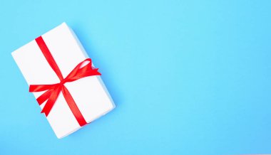 Mutlu yıllar ve Noel 2020 ya da Sevgililer Günü, üst görünüm el sanatları kağıdı mavi arka planda mevcut beyaz hediye kutusuyla birlikte metin alanınızın fotokopisini çekti.