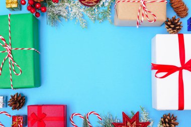 Yeni Yıl ve Noel gününüz kutlu olsun, 2020, mavi arkaplan üzerine en iyi görünüm dekorasyonu ve metin alanınız için fotokopi alanı