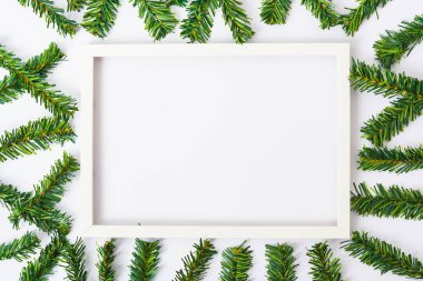 Mutlu yıllar ve Noel günleri, üstteki düz görünüm kompozisyon dekorasyonu ve fotoğraf çerçevesi beyaz zemin üzerinde metin alanınız için fotokopi alanı ile