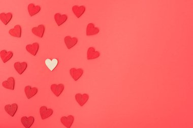 Sevgililer Günü arkaplanı, Üst Manzara, Kırmızı Kalp kırmızı arka planda yatıyordu. Kopya alanı ile Sevgililer Günü konsepti