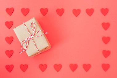 Sevgililer Günü arkaplanı, Üst Manzara Kırmızı Kalp yuvarlak çerçeve hediye kutusu kırmızı arka planda yatıyordu. Kopya alanı ile Sevgililer Günü konsepti