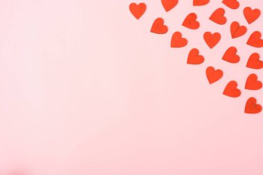 Sevgililer Günü Konsepti, Üst Manzara Düz Yat, Pembe zemin üzerinde kırmızı kalp ve metin için kopya alanı