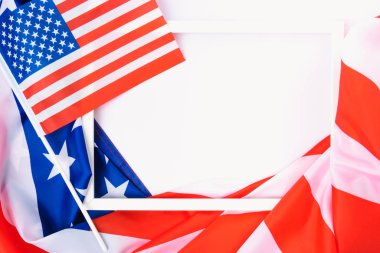 Martin Luther King Günü, düz üst görünüm, beyaz arkaplanda Amerikan bayrağı ve fotoğraf çerçevesi ve metin alanınız için kopya alanı