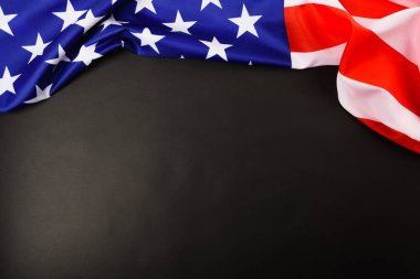 Martin Luther King Günü, düz tepe manzaralı, siyah arka planda Amerikan bayrağı demokrasisi ve metin alanınız için kopyalama alanı