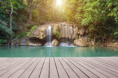 Erawan Park 'ta Şelale ile ahşap kalas ve arka plan