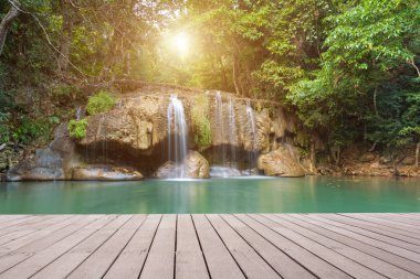 Erawan Park 'ta Şelale ile ahşap kalas ve arka plan