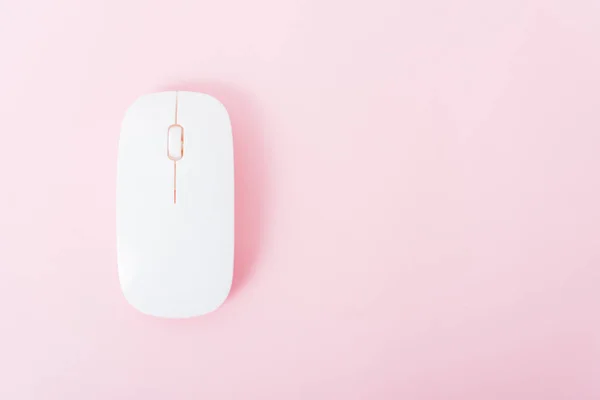 ピンクの背景に隔離されたトップビューコンピュータのワイヤレスマウス — ストック写真