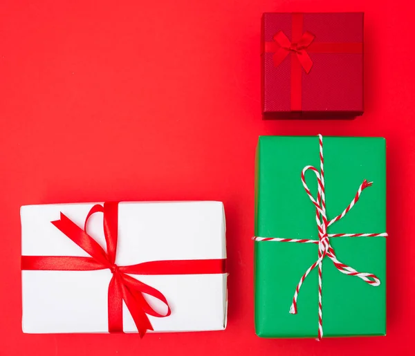 新年快乐 2020年圣诞快乐 顶级圣诞彩色礼品盒为您提供红色背景 并为您的文字留出复制空间 — 图库照片