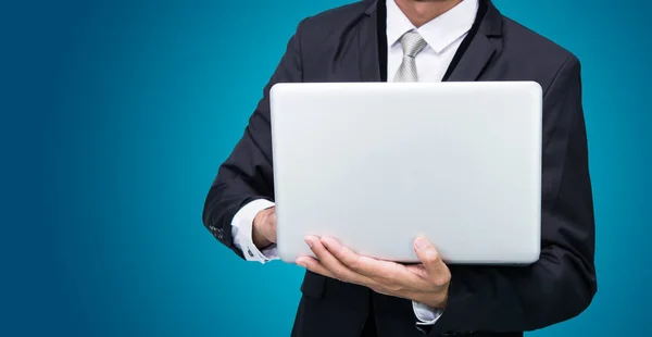 Empresário Postura Mão Segurar Notebook Laptop Isolado Fundo Azul — Fotografia de Stock