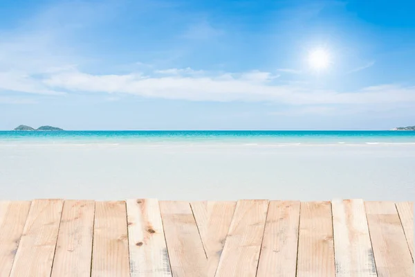 ビーチの美しい休日の木のテラス青空 — ストック写真