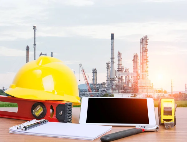 Ingeniero Mesa Trabajo Con Tableta Herramientas Planta Negocio Industria Refinería — Foto de Stock