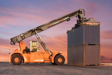 Forklift kamyon ile rıhtımda konteyner kutu yükleme işleme
