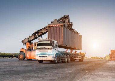 Forklift kamyon ile rıhtımda konteyner kutu yükleme işleme