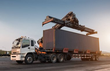 Forklift taşıyıcı kutu yükleme rıhtımdan Kamyona