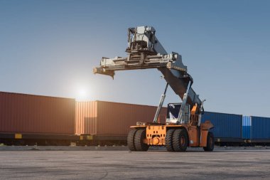 Forklift taşıyıcı kutusu limandan kamyona yükleniyor