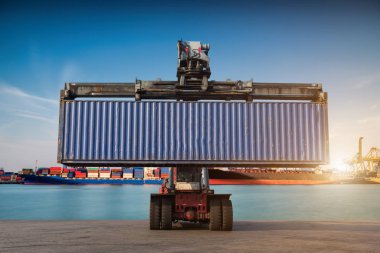 Gün batımında konteyner kutu yük vasıl bağlantı noktası kargo taşıma forklift