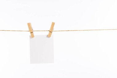 Beyaz arka plan üzerinde izole ip asılı kağıt kartları