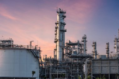 Petrol rafineri sanayi fabrikası günbatımı, petrol, Petrokimya tesisinde