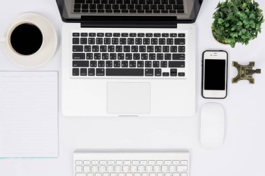 Beyaz masa üstten görünüm laptop ya da defter çalışma ofisi