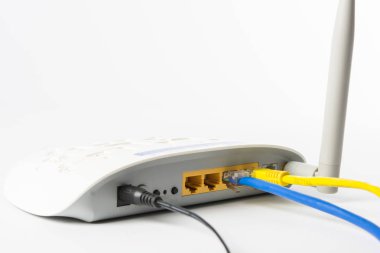 Beyaz arkaplanda kablosuz modem yönlendirici ağ merkeziName