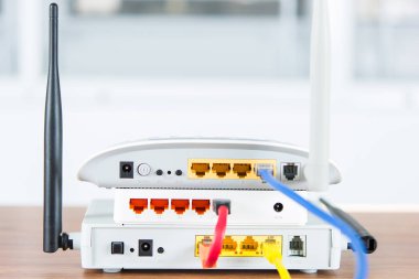 Kablosuz modem modem ağ yönlendirici kablo bağlantısı ile odadaki ahşap masa üzerinde