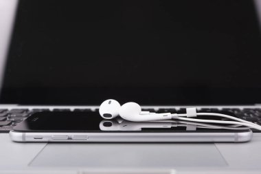 bilgisayar, defter ve cep telefonu, ofis masasındaki akıllı telefon..