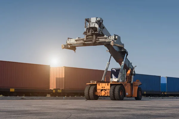 Carga Caja Contenedores Manipulación Carretillas Elevadoras Muelle Camión — Foto de Stock