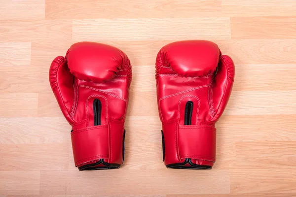 Dos Guantes Boxeo Rojos Sobre Mesa Madera —  Fotos de Stock