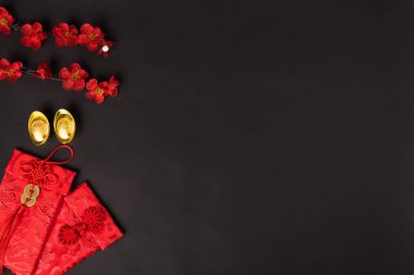 Çin yeni yılı konsepti, düz konsept, kırmızı zarf ve altın külçeli mutlu Çin yeni yılı (karakter 