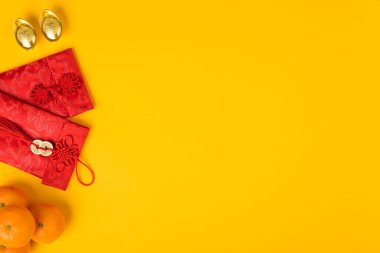 Çin Yeni Yıl Festivali konsepti, düz konsept, Kırmızı zarf ve altın külçeli Mutlu Çin yeni yılı (karakter 
