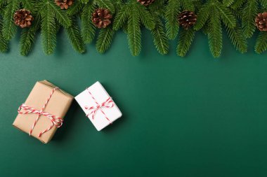 Yeni yılınız kutlu olsun, noel konsepti. Üst manzara. Köknar ağacı dalları, hediye kutusu ve dekorasyon.