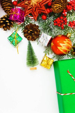 Noel kompozisyon süslemeleri, beyaz arka planda köknar dalları. Mutlu Noeller. Metin için alanı kopyala