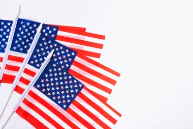 Martin Luther King Günü, düz üst görünüm, beyaz arka planda Amerikan bayrağı ve metin için kopya alanı