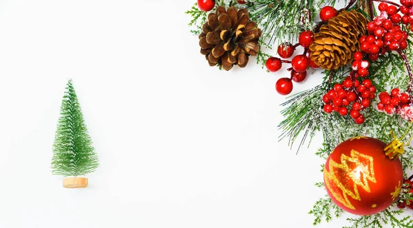 Decorações Composição Natal Ramos Abeto Fundo Branco Feliz Natal Conceito — Fotografia de Stock