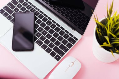 Modern teknolojinin en üst görüntüsü akıllı telefon ve bilgisayar la