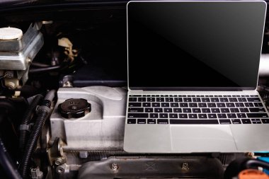 Servis için araba mekanik motorunda dizüstü bilgisayar