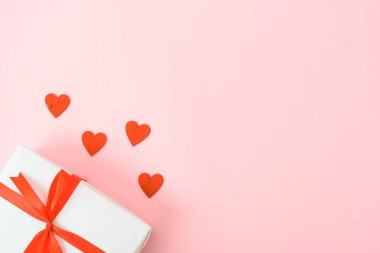 Sevgililer Günü Konsepti, Üst Manzara Düz Yat, Kırmızı Kalp ve Hediye B.