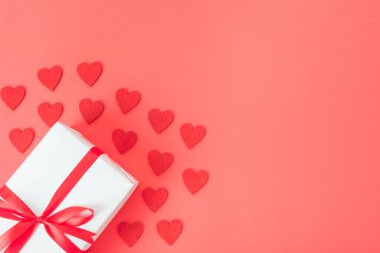 Sevgililer Günü arkaplanı, Üst Manzara Düz Kırmızı Kalp yuvarlak yatıyordu