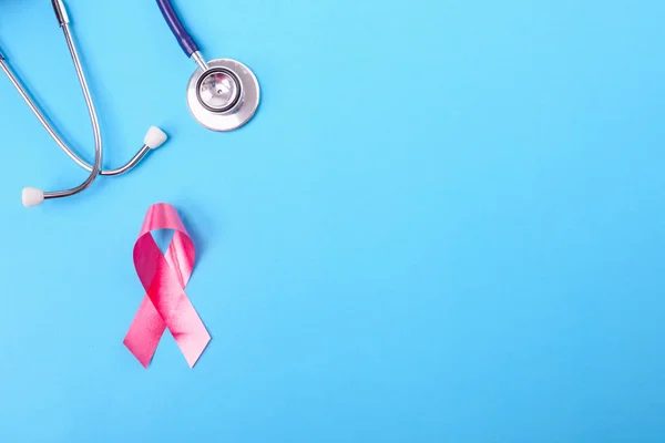乳腺癌月的概念，平铺顶视图，粉红缎带和 — 图库照片