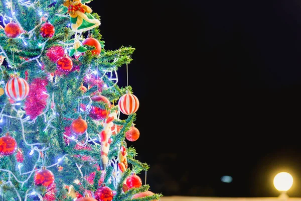 Feliz año nuevo o el día de Navidad abeto decorativo — Foto de Stock