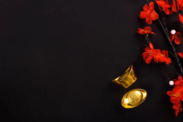 Año Nuevo Chino, plano vista superior, barra de oro y flor china — Foto de Stock