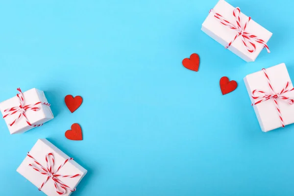 발렌타인데이 컨셉, 평평 한 맨 위 뷰, 흰색 선물 상자 , R — 스톡 사진