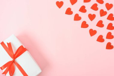 Sevgililer Günü Konsepti, Üst Manzara Düz Yatar, Kırmızı Kalp ve hediye paketi Pembe arkaplanda, metin alanınız için fotokopi alanı
