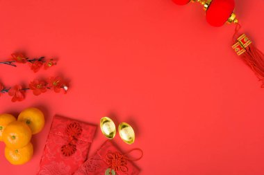 Çin Yeni Yıl Festivali konsepti, düz konsept, Kırmızı zarf ve altın külçeli Mutlu Çin yeni yılı (karakter 