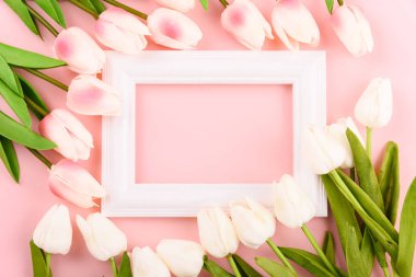 Anneler Günü 'nüz kutlu olsun. Üst görünüm düz lale çiçeği ve pembe arkaplanda fotoğraf çerçevesi, metin için boşluk kopyala
